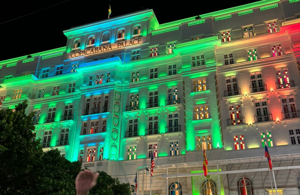 Às vésperas do show de Madonna, público lota praia de Copacabana
