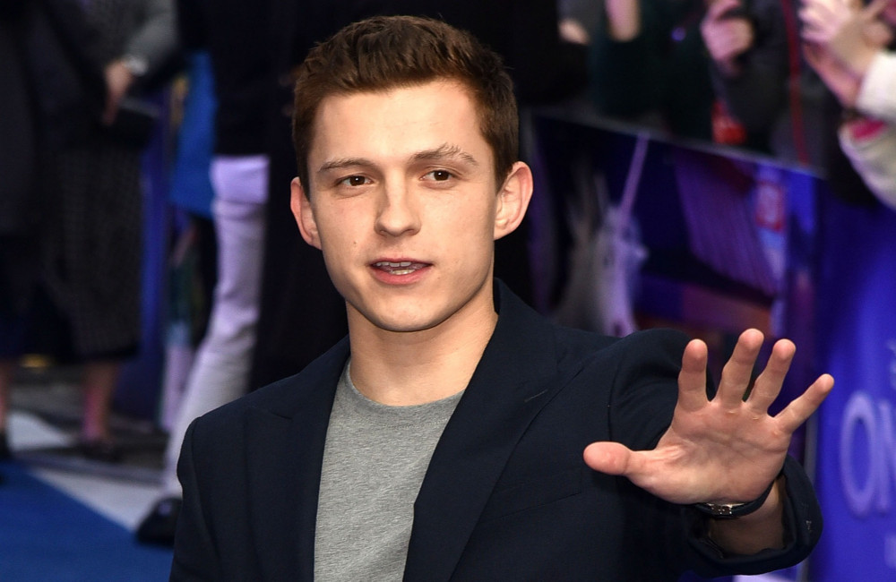 Tom Holland desiste do Met Gala após lesão na cabeça com bola de golfe