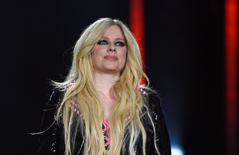 "Não é nada sinistro", brinca Avril Lavigne sobre teoria de que foi sido substituída por uma sósia