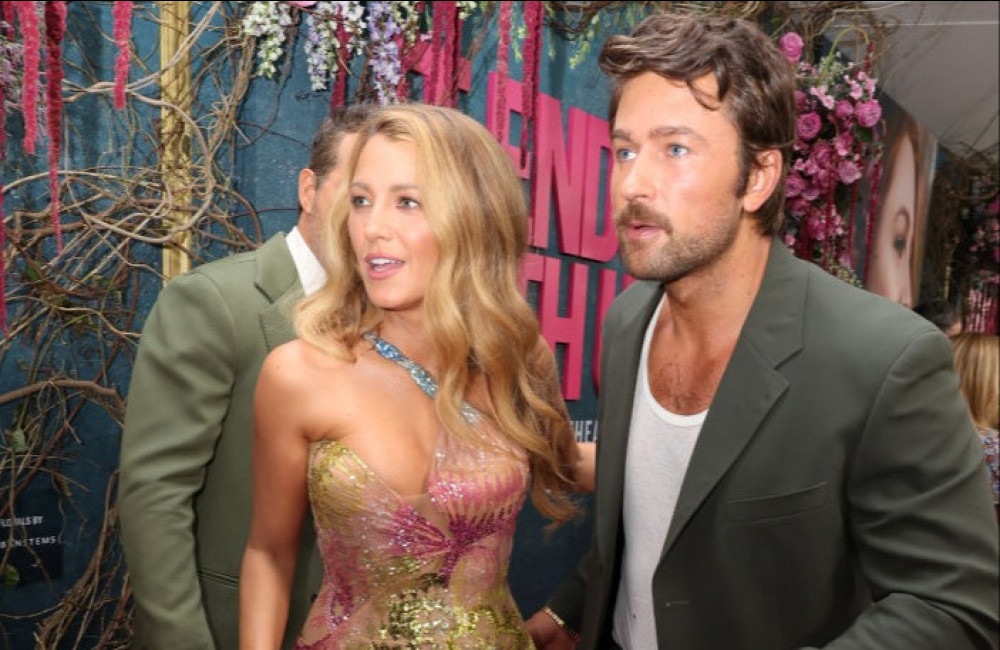 Ator de 'É Assim que Acaba' sai em defesa de Blake Lively após críticas à atriz