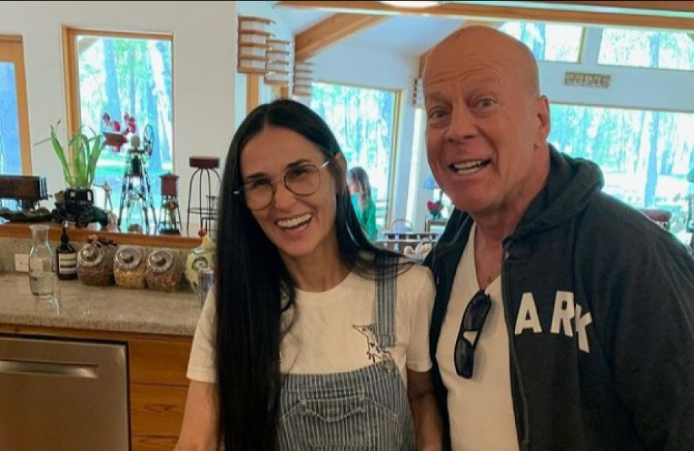 Demi Moore tenta 'não se apegar ao passado' quando visita ex-marido Bruce Willis