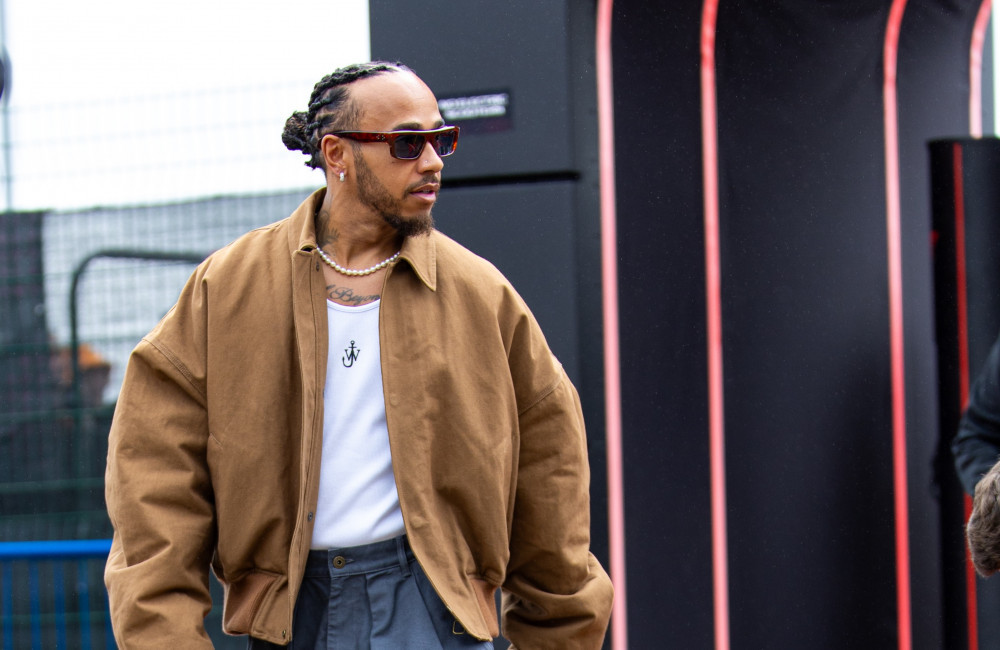 Lewis Hamilton revela mudanças na saúde de seu cão após adoção de dieta vegana: ‘É quase que um cachorro diferente’ – CAPTIONS
