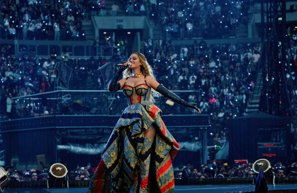 Beyoncé agita público ao convidar Miley Cyrus para apresentação surpresa em Paris