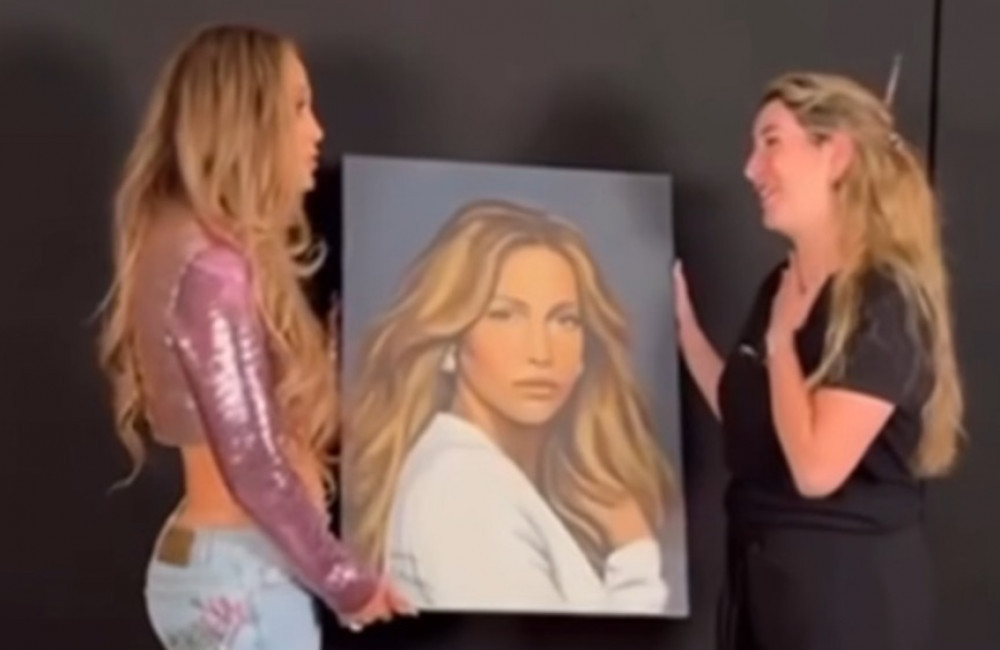 Jennifer Lopez presenteia com encontro exclusivo fã que pintou seu retrato em fila de show