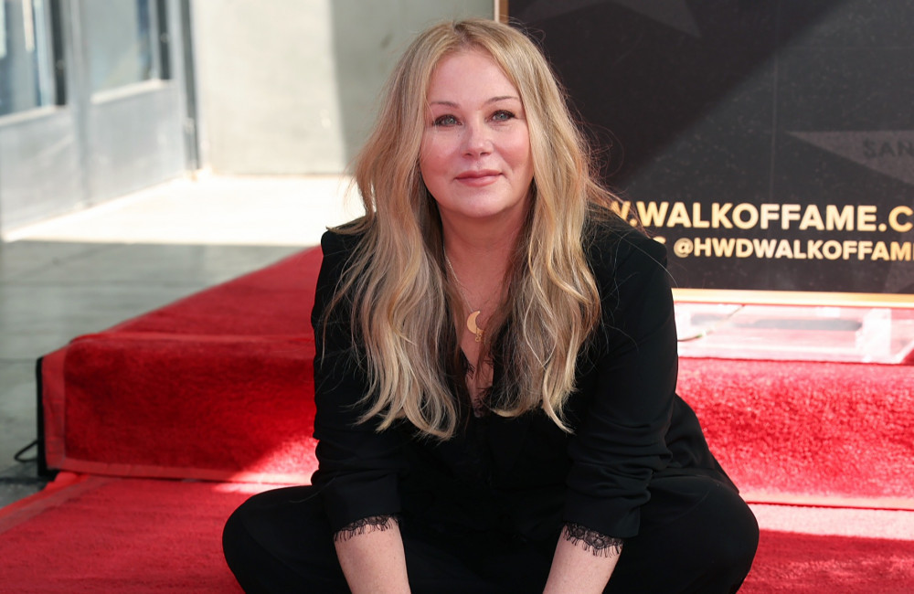 Christina Applegate anuncia livro de memórias com relatos inéditos sobre esclerose múltipla e fama