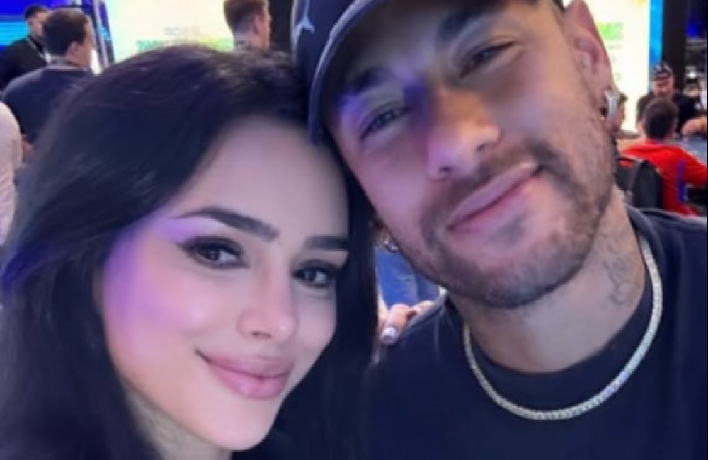Neymar e Bruna Biancardi trocam beijos e aproveitam noite sem as filhas