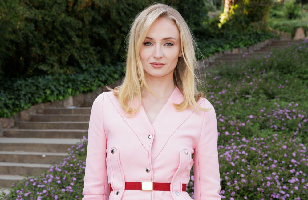 Sophie Turner rebate crítica sobre maternidade após postar fotos em show