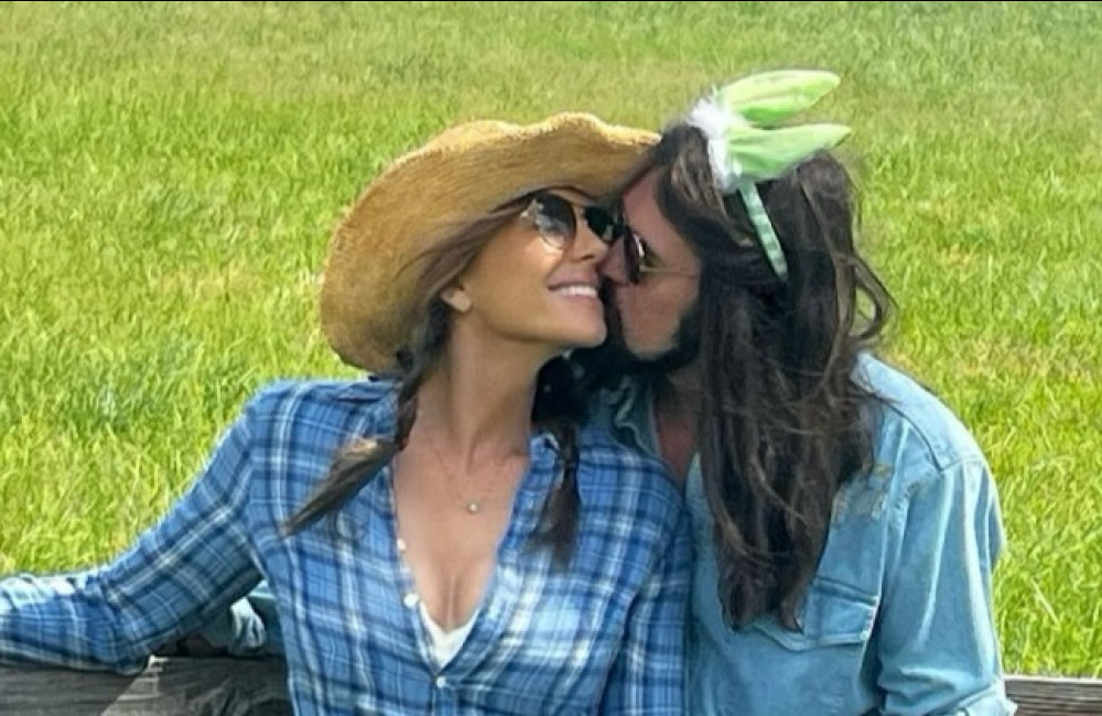 Elizabeth Hurley abre o coração sobre namoro com Billy Ray Cyrus: 'Ele é muito atencioso'