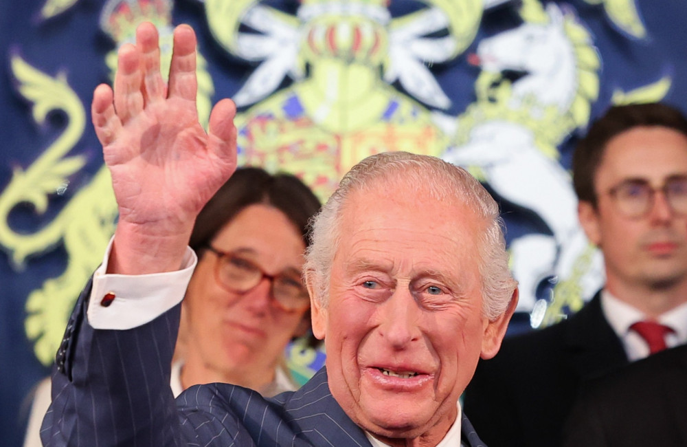Rei Charles III leva papel higiênico, rádio e até cama em viagens oficiais, diz novo livro