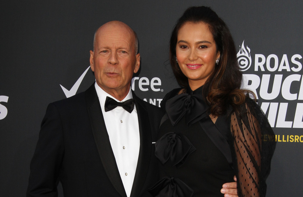 Esposa de Bruce Willis rebate críticas após anunciar que não mora mais com ator