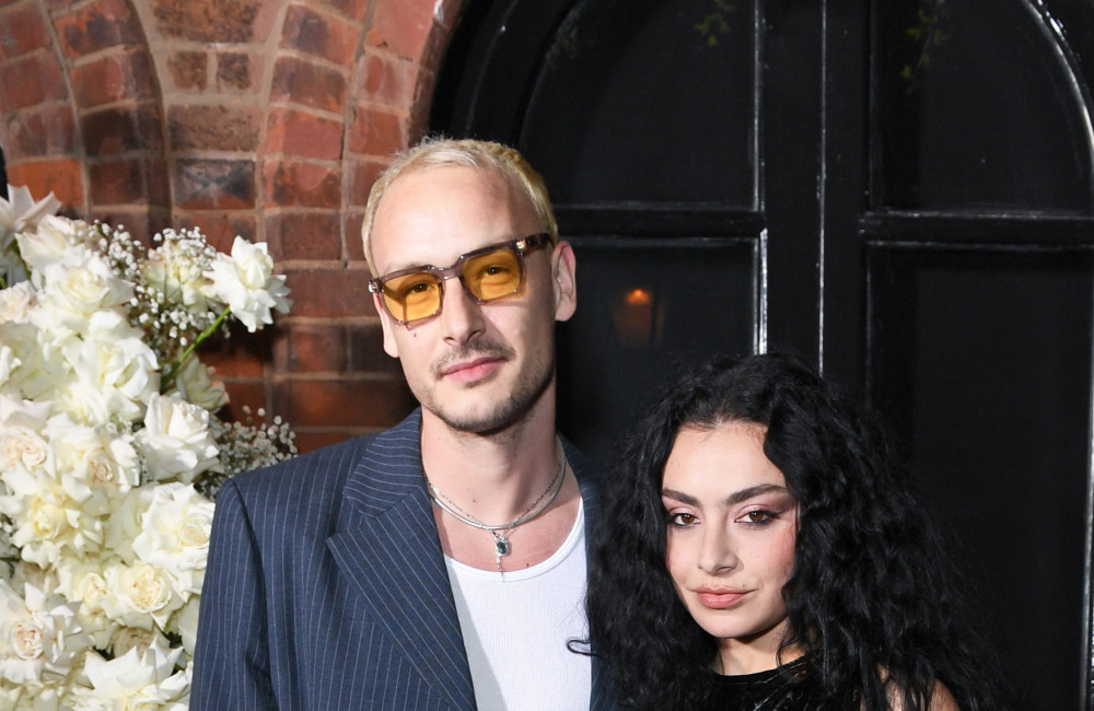 Charli XCX e George Daniel se casam pela segunda vez em cerimônia na Itália