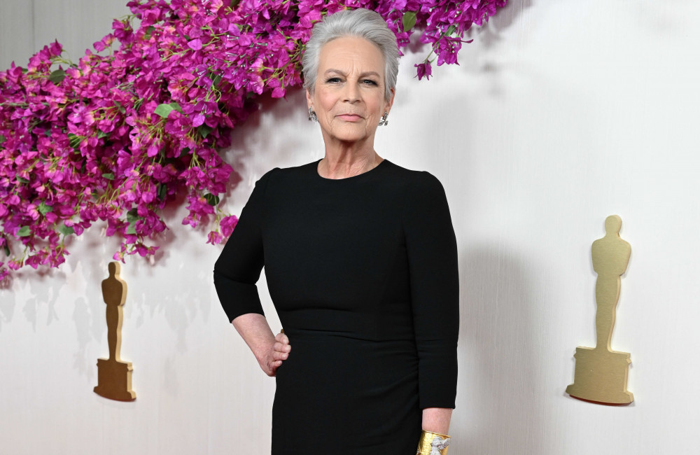 Jamie Lee Curtis chora ao falar sobre assassinato de Charlie Kirk: 'Nunca quero ver essas imagens'
