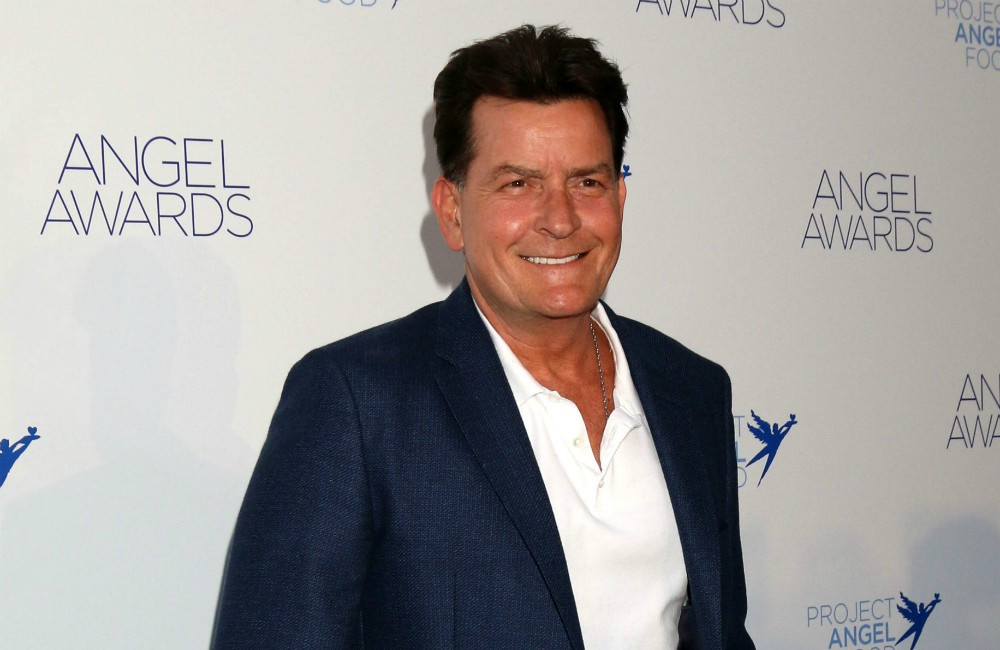 Charlie Sheen afirma que Bill Clinton tentou dar em cima de sua namorada nos anos 1980