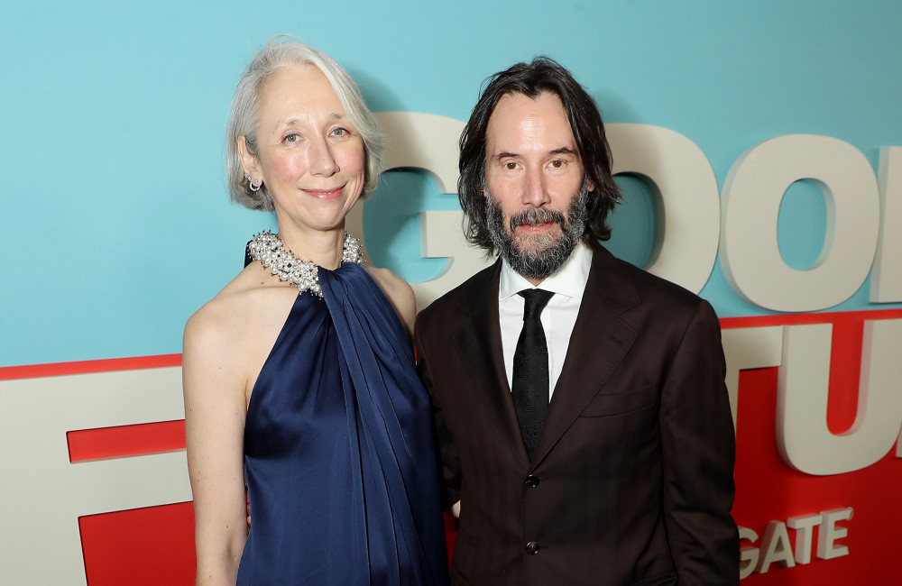 Keanu Reeves elogia reação da namorada a boatos de casamento: 'Maravilhosa'