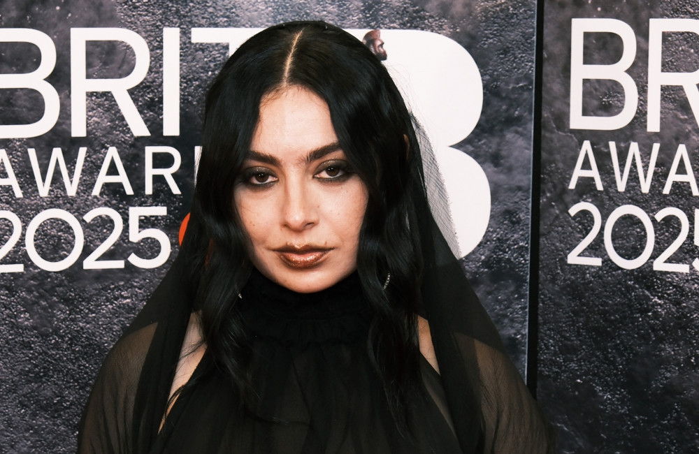 Charli XCX critica documentários musicais em possível alfinetada a Taylor Swift
