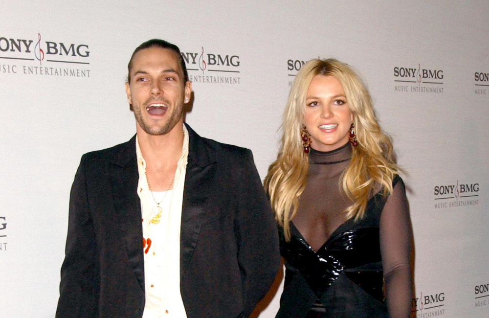 Ex-marido de Britney Spears alega ter flagrado cantora beijando dançarina em hotel