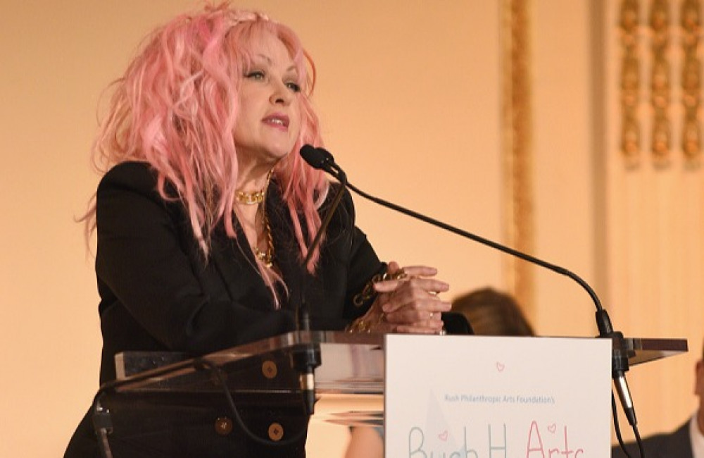 Cyndi Lauper revela por que foi expulsa da escola duas vezes