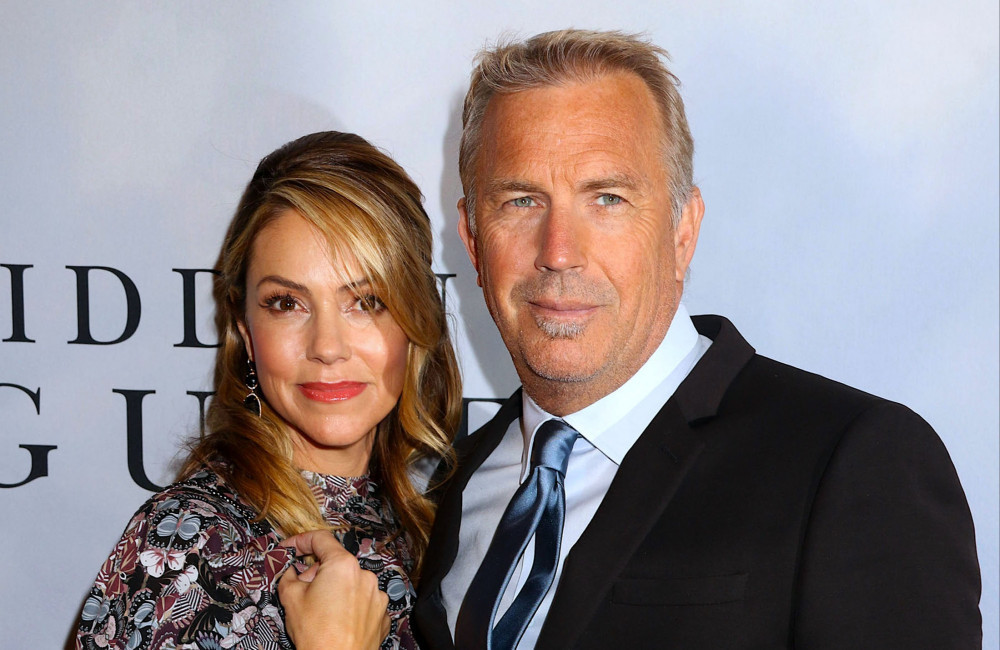 Ex-mulher de Kevin Costner se casa com amigo do ator dois anos após divórcio