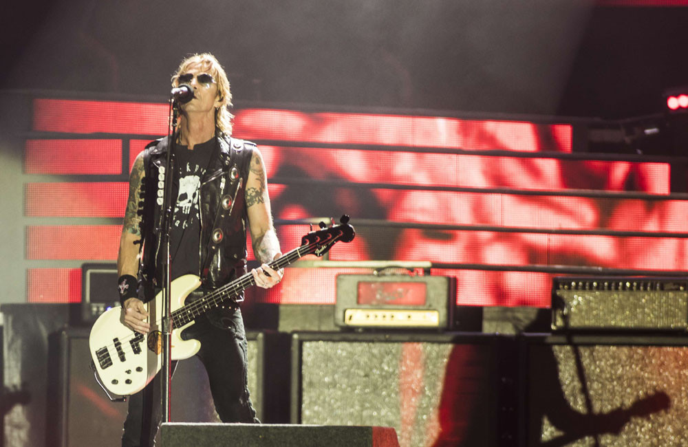 Axl Rose abandona o palco após chutar bateria de novo integrante do Guns N​' Roses na Argentina