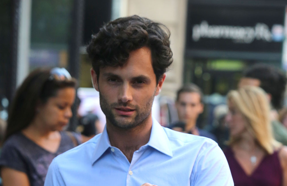 Penn Badgley diz que ele e esposa quase se separaram após segundo aborto espontâneo