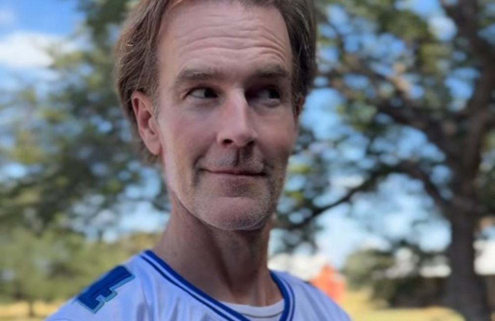Esposa de James Van Der Beek comenta progresso do ator na luta contra o câncer