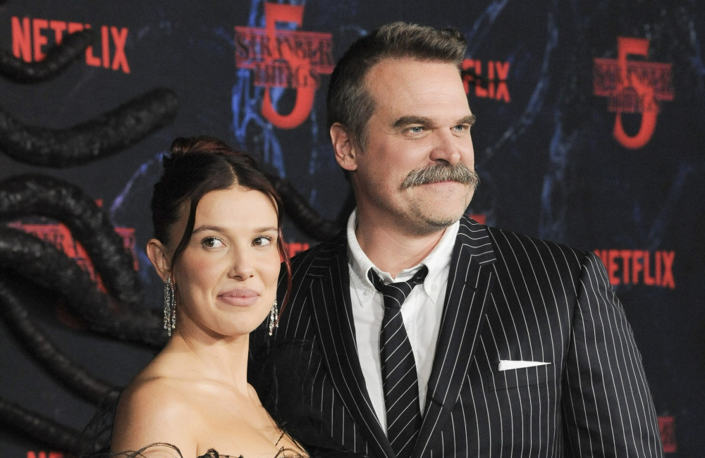 Millie Bobby Brown fala sobre relação com David Harbour após rumores de atrito no set