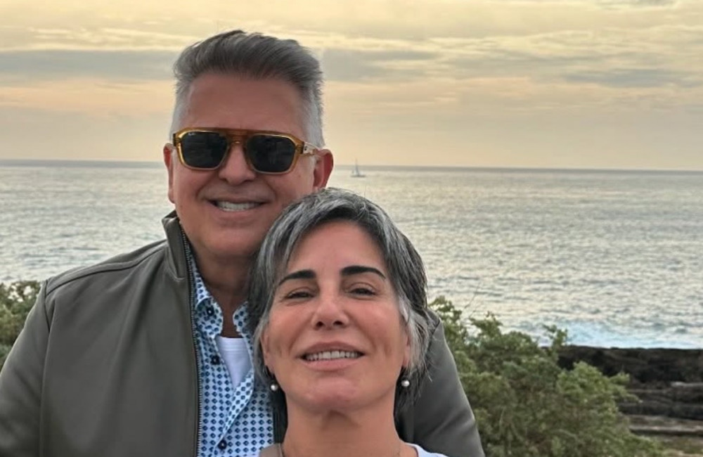 Glória Pires afirma que ostentar cabelos brancos aos 62 anos é sinônimo de liberdade