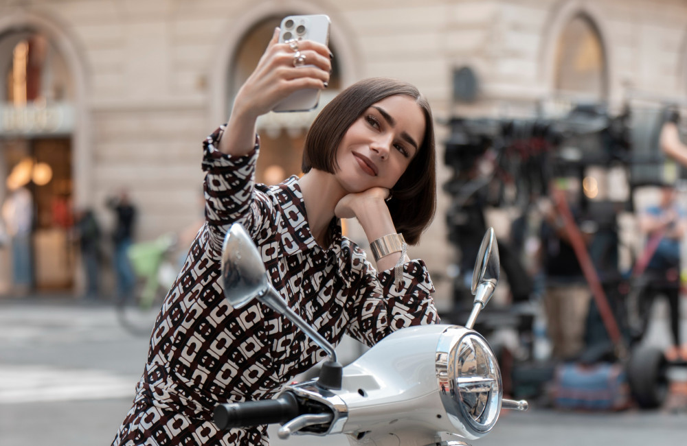 Lily Collins revela pedido especial durante gravações da nova temporada de 'Emily in Paris'