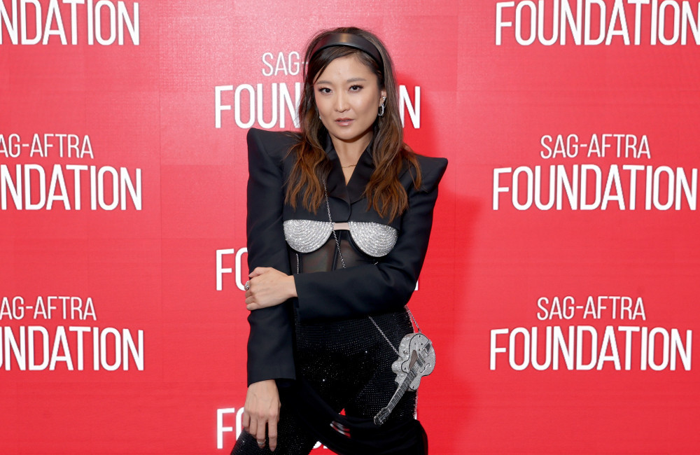 Estrela de ‘Emily em Paris’ revela hobby e fala sobre presente especial para Lily Collins