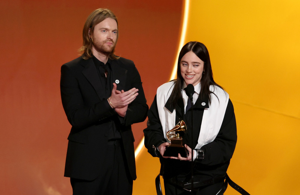 'Ninguém é ilegal em terras roubadas', dispara Billie Eilish no Grammy