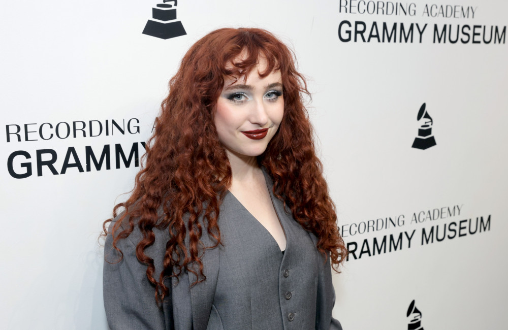 Chappell Roan rompe com agência após CEO ser ligado a e-mails do caso Epstein