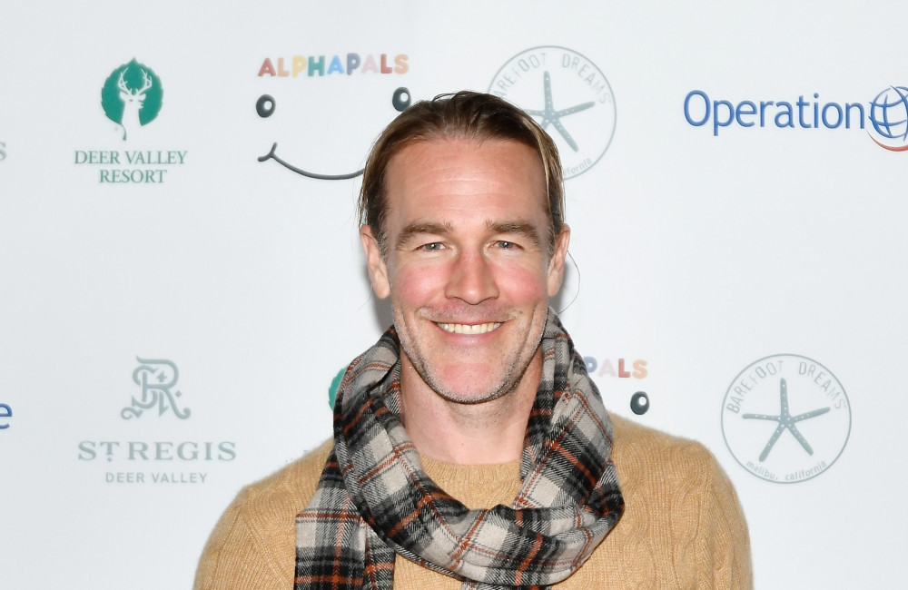 Elenco de Dawson's Creek presta homenagens comoventes a James Van Der Beek