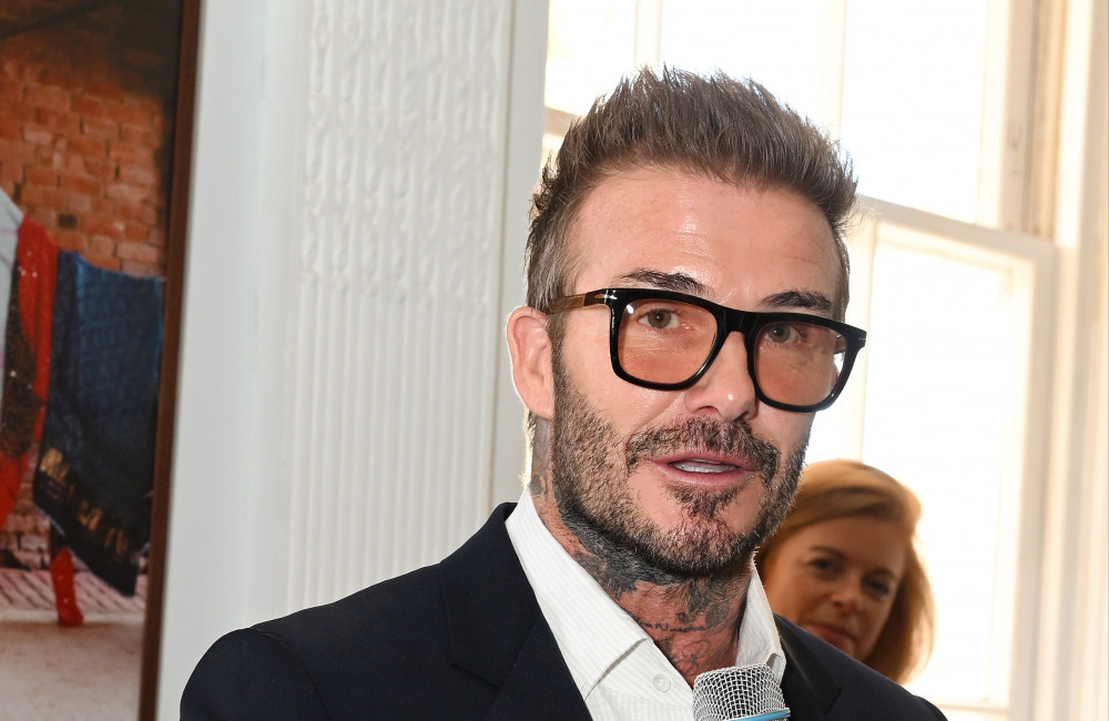 David Beckham presta ajuda a esquiadora após acidente na França