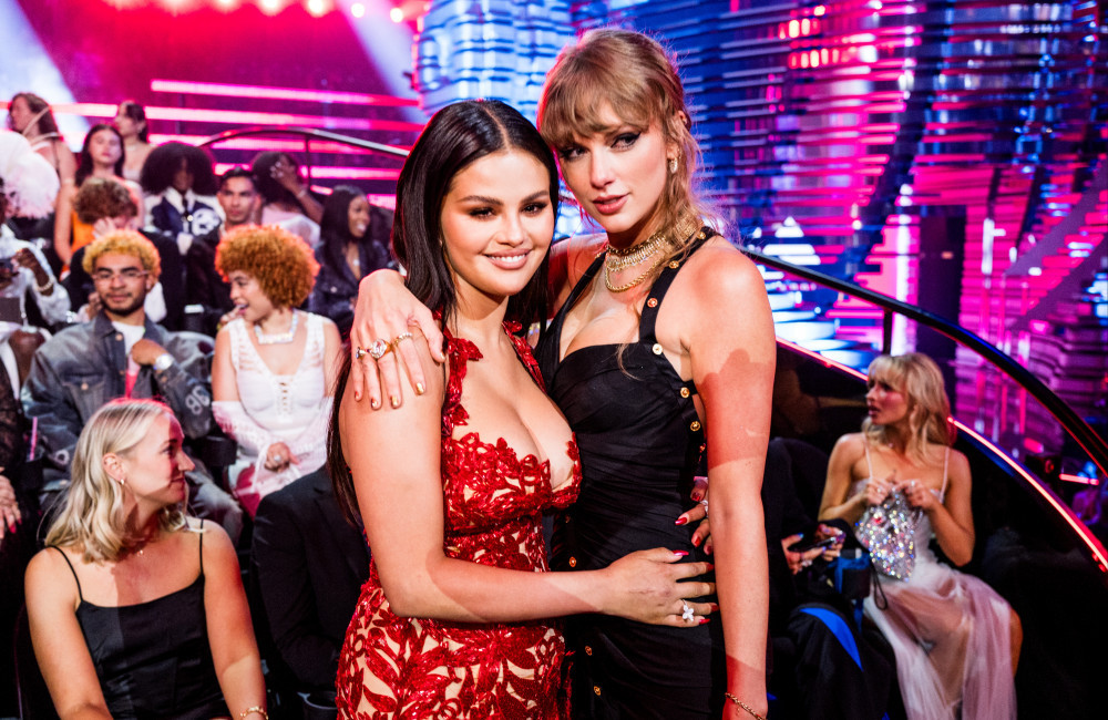 Selena Gomez revela que inspirou música de Taylor Swift; ​saiba qual