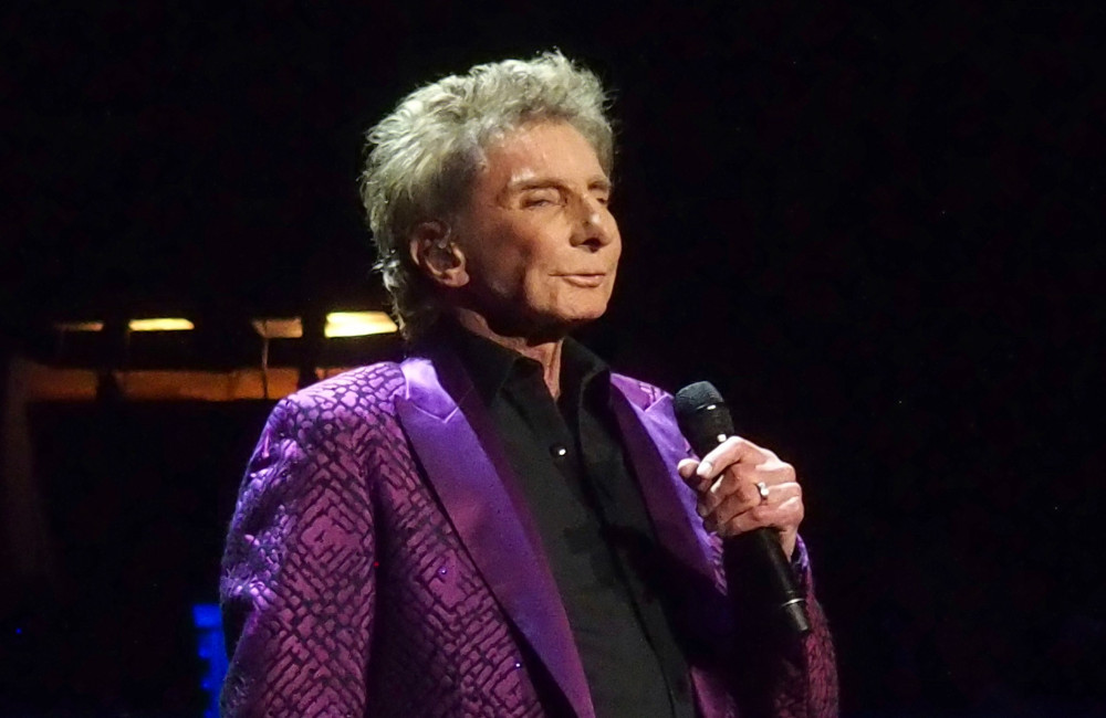 'Tem sido uma agonia', diz Barry Manilow sobre luta contra o câncer