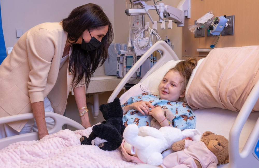 Duquesa Meghan faz visita surpresa a hospital infantil de Los Angeles