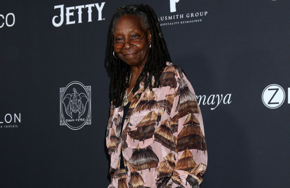 Whoopi Goldberg fala sobre vida amorosa aos 70: 'Dou uns amassos quando preciso'