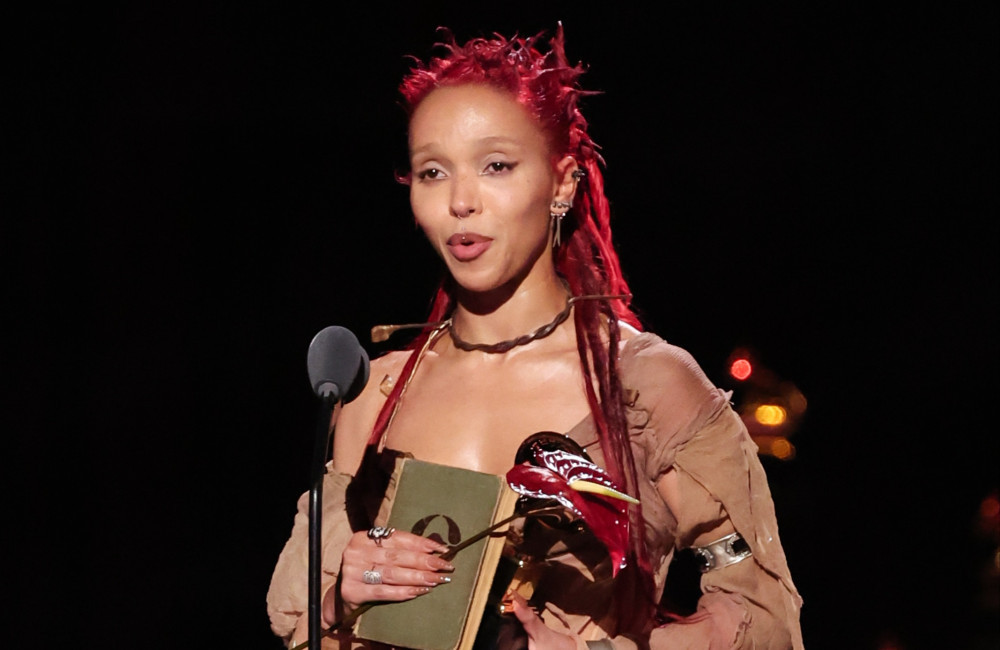 FKA Twigs volta a processar o ex, Shia LaBeouf, após disputa sobre acordo