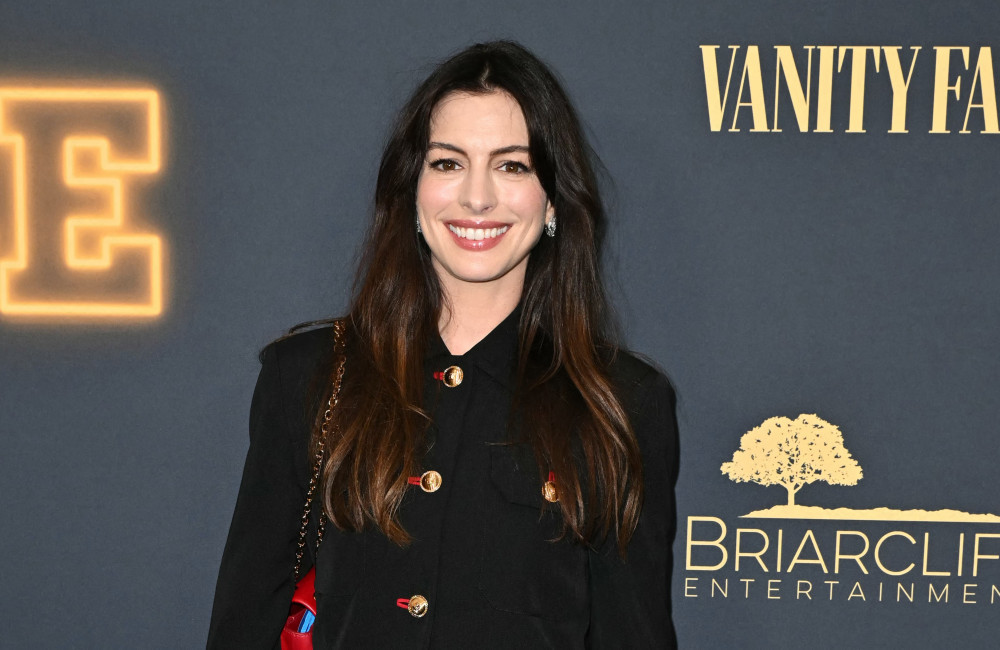 Anne Hathaway fala como ​busca harmonia entre fama e maternidade