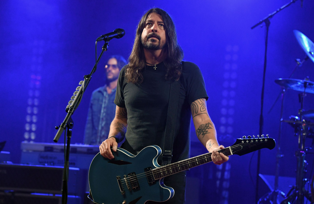 Dave Grohl dá detalhes sobre ‘sinal’ que o fez seguir na música após morte de Kurt Cobain