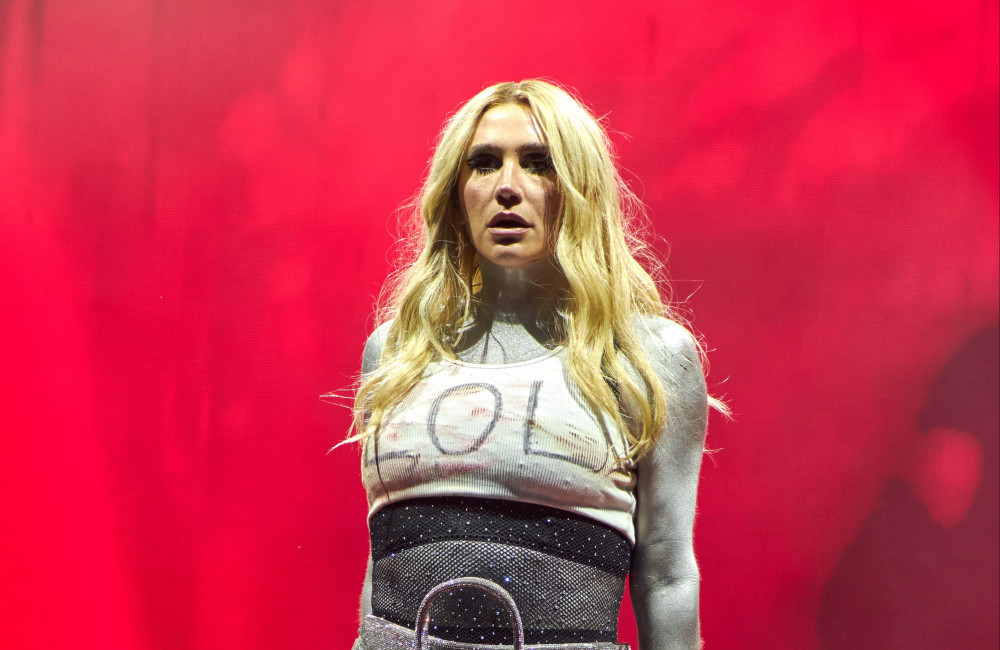 Kesha desabafa sobre pressão estética e revela arrependimento: ‘Foi horrível’