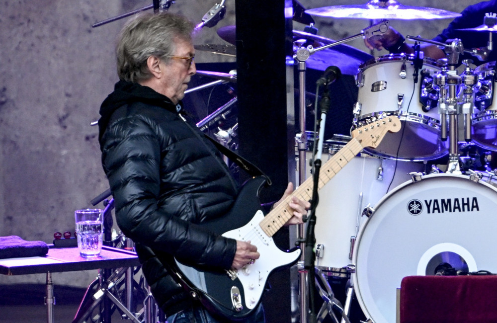 Eric Clapton deixa palco sem 'bis' após ser atingido por objeto em show