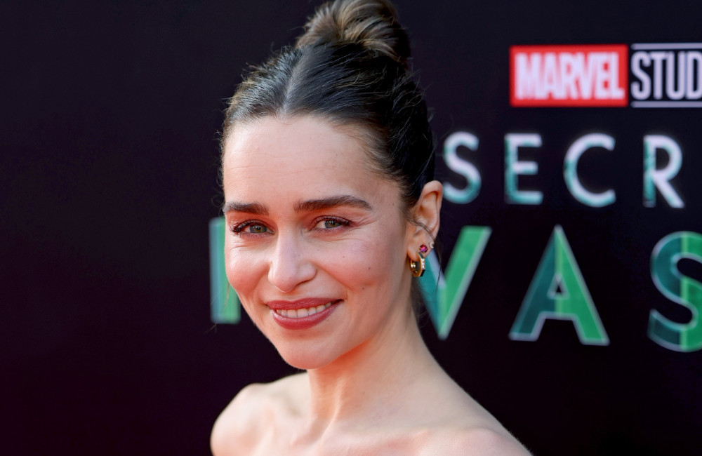 Atriz Emilia Clarke revela que congelou óvulos após rupturas de aneurisma