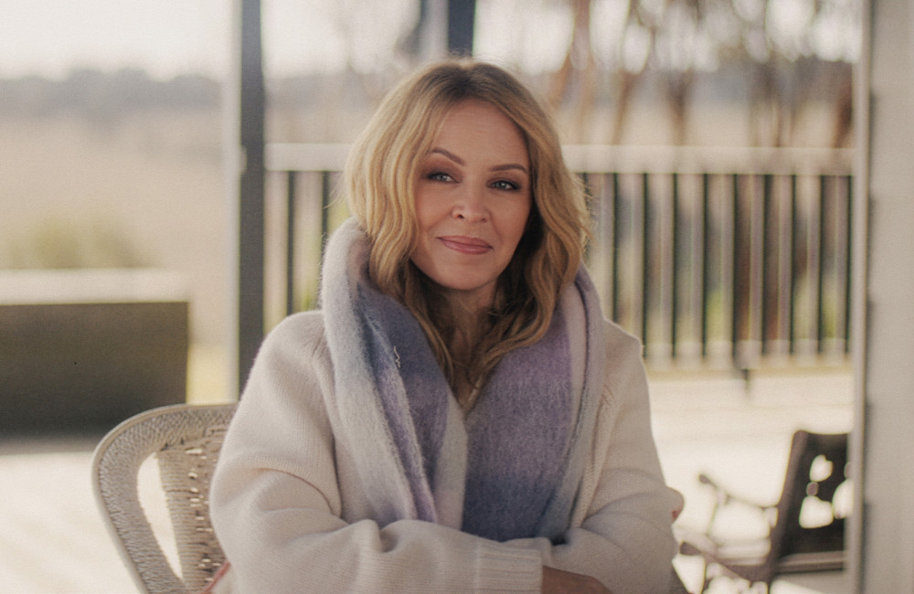 Kylie Minogue chora ao relembrar que adiou quimioterapia para tentar engravidar