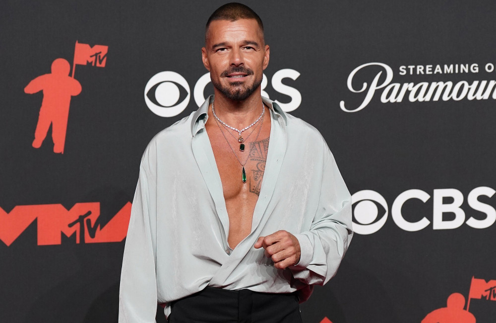 Ricky Martin deixa palco após ataque com gás lacrimogêneo em show na Europa
