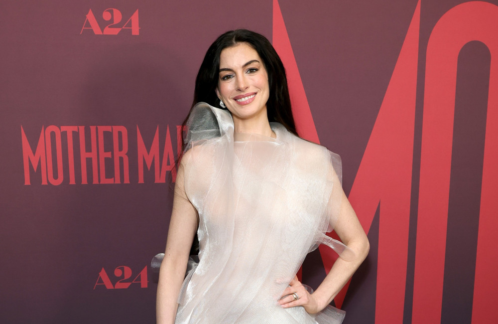 Anne Hathaway quebra silêncio sobre rumores de procedimentos estéticos no rosto