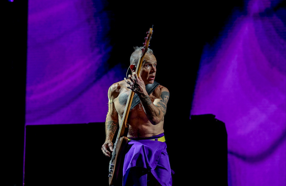 Encontro de gigantes: Flea e Thom Yorke dividem palco em Londres