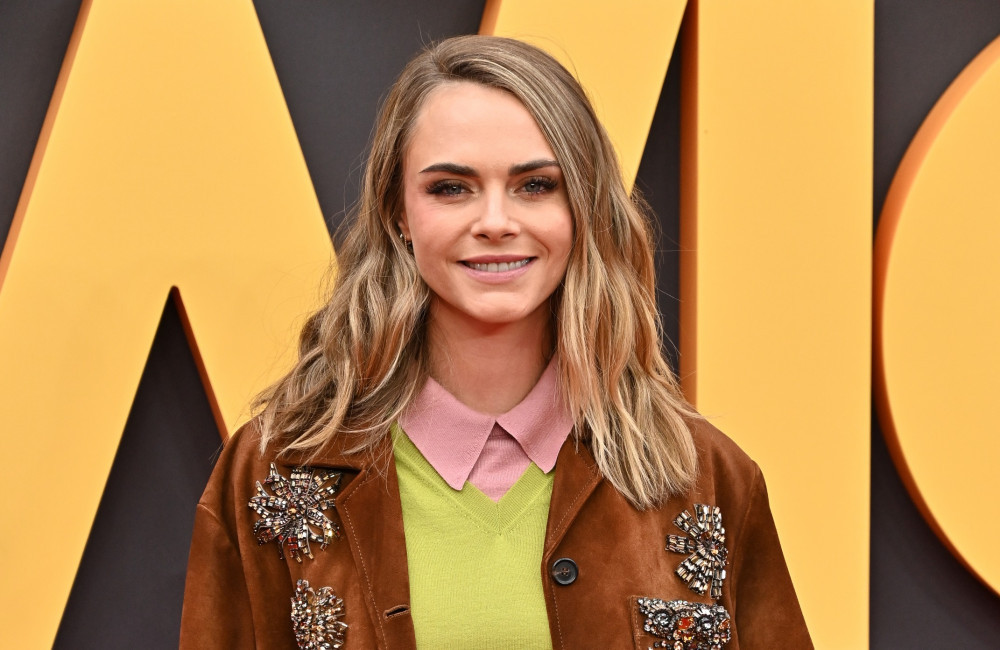 Supermodelo Cara Delevingne lança carreira musical com primeiras faixas autorais