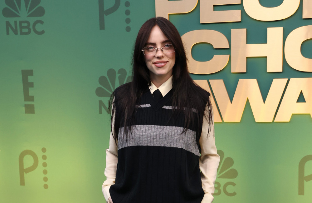 Billie Eilish diz que passou a acreditar em astrologia após namorar geminiano