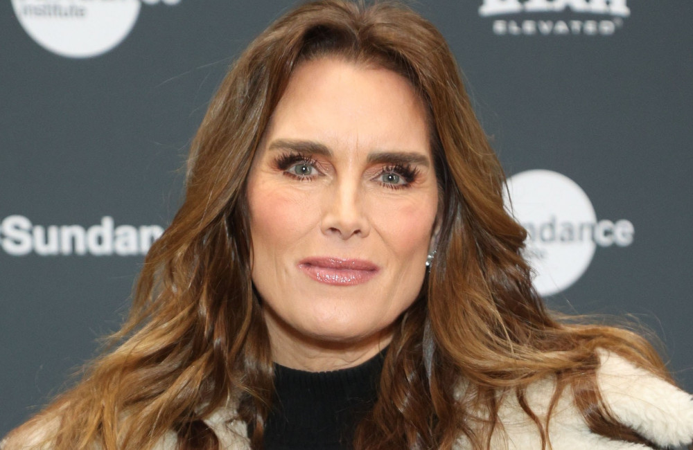 Brooke Shields diz que fãs tentavam cortar seu cabelo no auge da fama